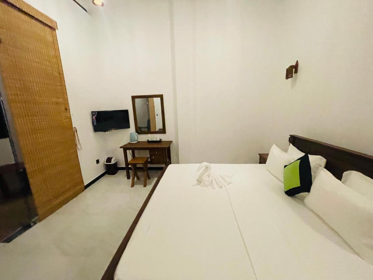 Dk Zur Einkenr Hotel Ahangama Bagian luar foto