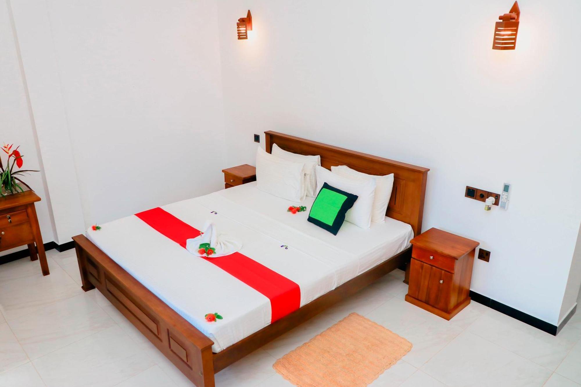 Dk Zur Einkenr Hotel Ahangama Bagian luar foto