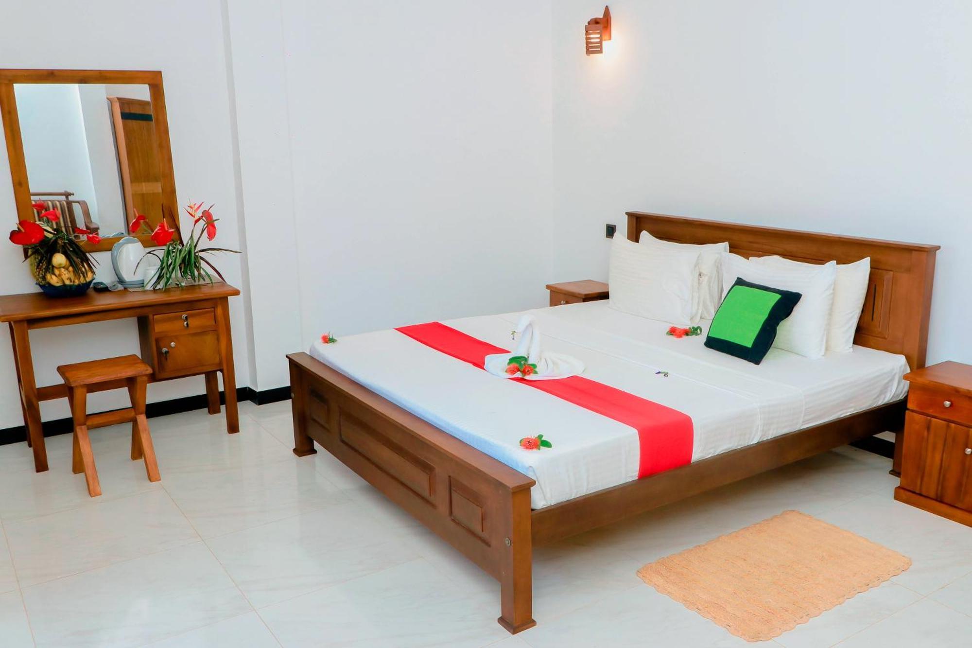 Dk Zur Einkenr Hotel Ahangama Bagian luar foto