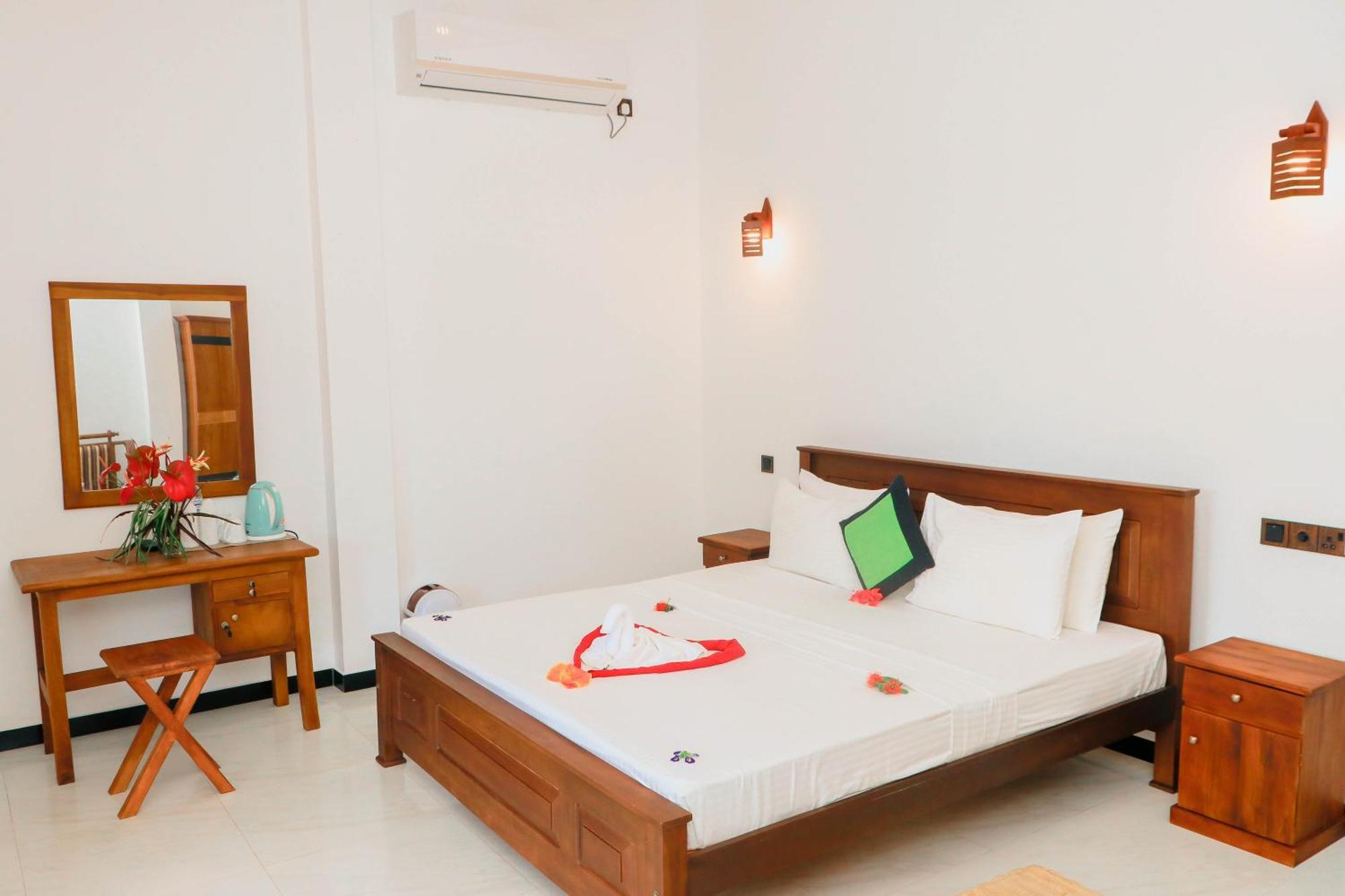 Dk Zur Einkenr Hotel Ahangama Bagian luar foto