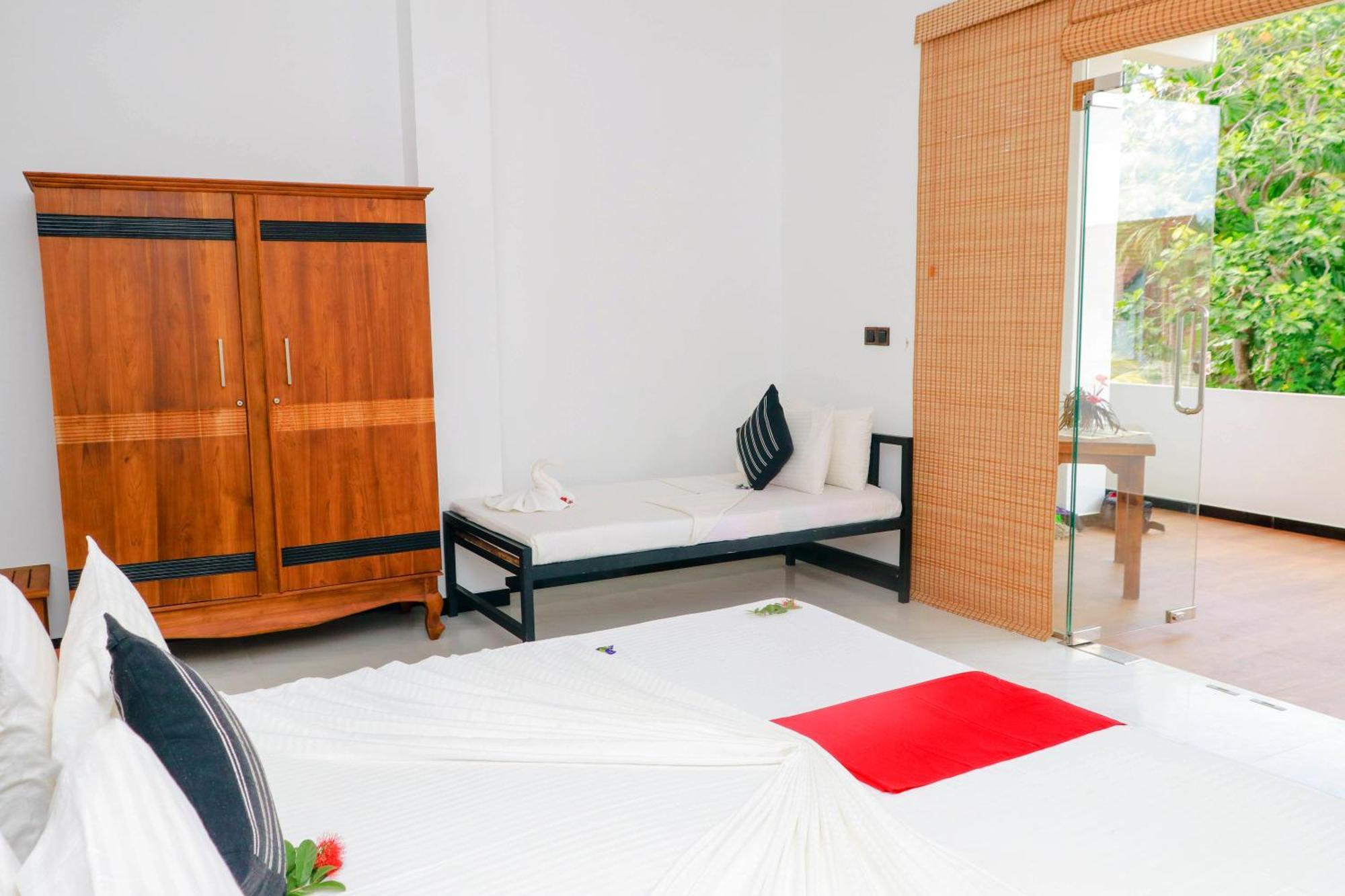 Dk Zur Einkenr Hotel Ahangama Bagian luar foto