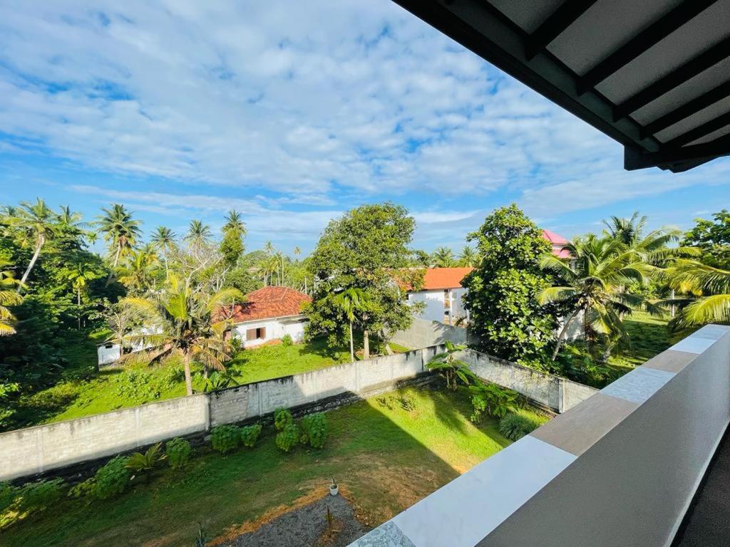 Dk Zur Einkenr Hotel Ahangama Bagian luar foto